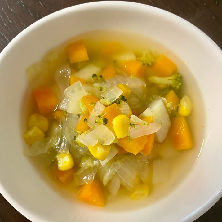野菜たっぷり！簡単コンソメスープ